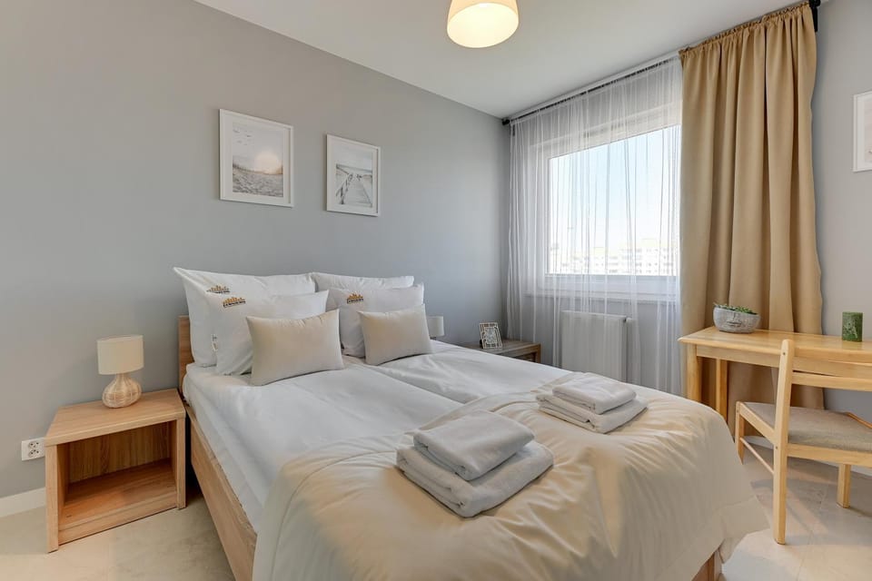 Bed, Living room, Photo of the whole room, Seating area, Bedroom, towels