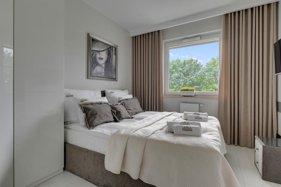Bed, TV and multimedia, Photo of the whole room, Bedroom, towels