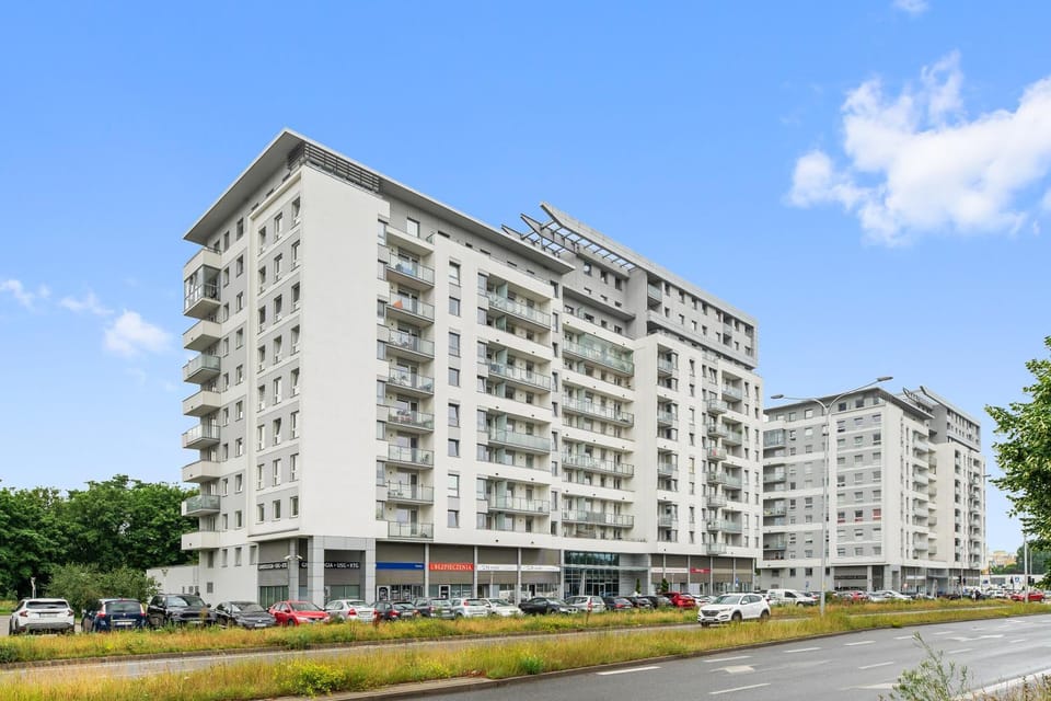 Property building, Day, Neighbourhood, City view, Location