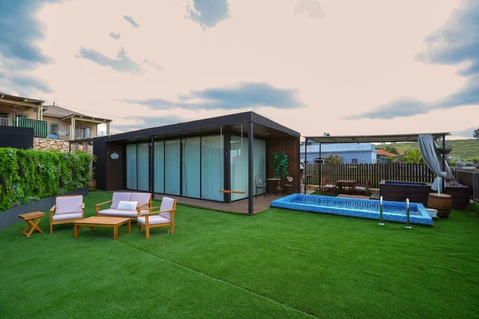 Property building, Garden, Swimming pool