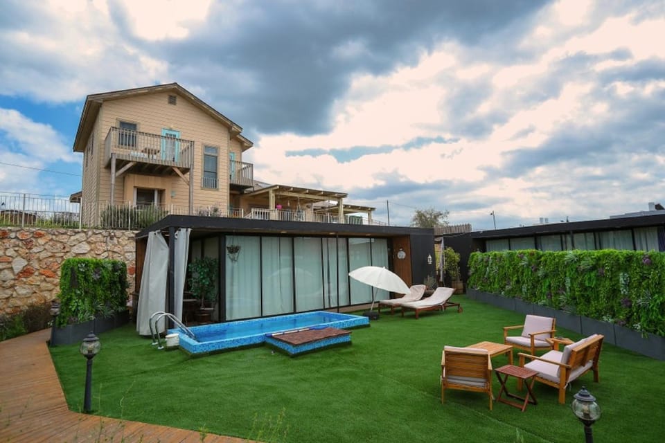 Property building, Garden, Swimming pool