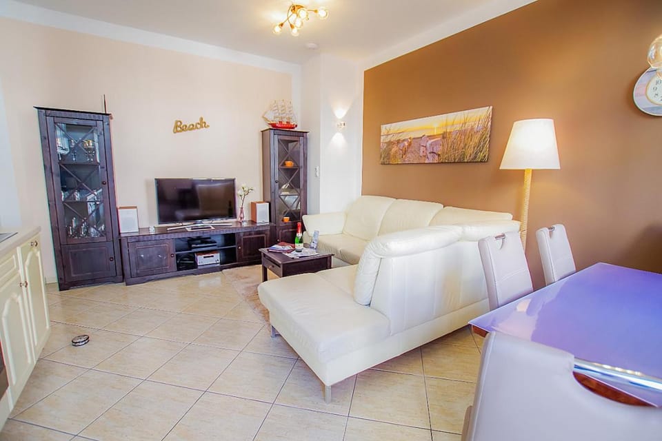 TV and multimedia, Living room, Photo of the whole room, Seating area, Evening entertainment