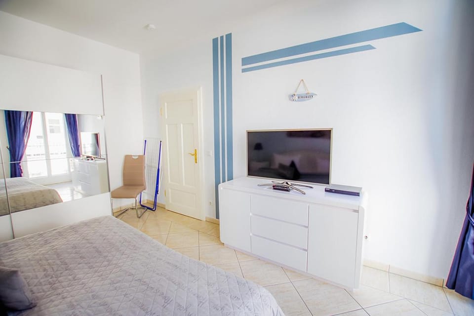 Communal lounge/ TV room, Bed, TV and multimedia, Photo of the whole room, Evening entertainment, Bedroom