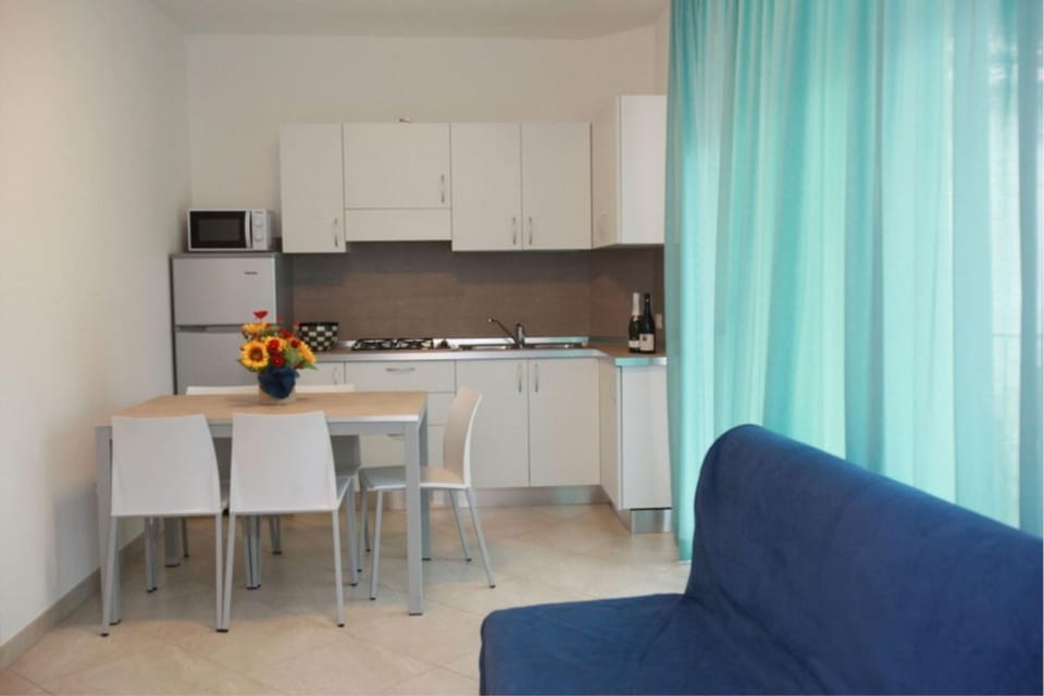 Dining area, microwave, oven, kitchen