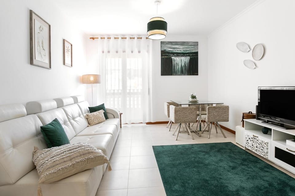 Communal lounge/ TV room, TV and multimedia, Living room, Decorative detail, Seating area, Dining area