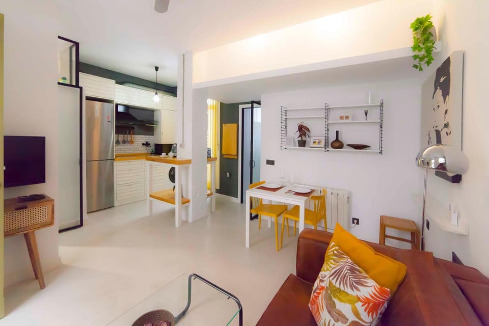 TV and multimedia, Kitchen or kitchenette, Living room, Seating area, Dining area, minibar, stove