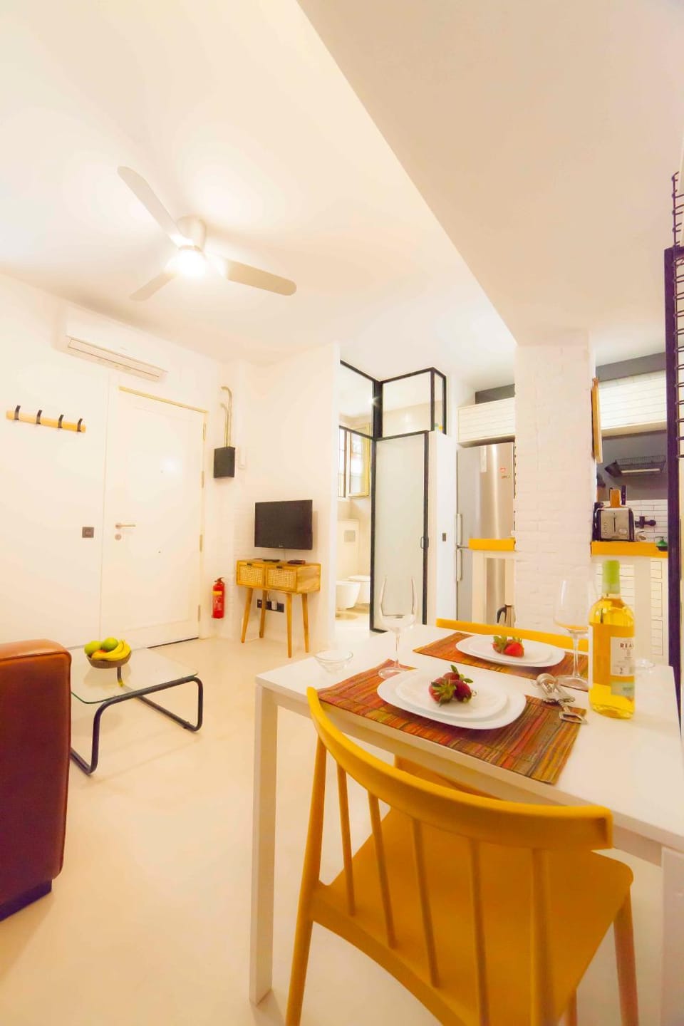 Communal lounge/ TV room, TV and multimedia, Kitchen or kitchenette, Living room, Seating area, Dining area