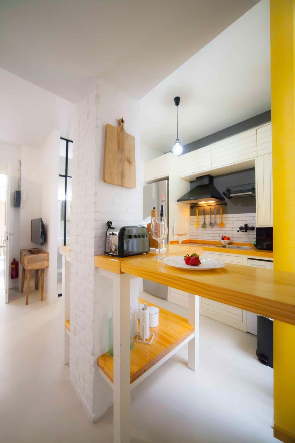 Kitchen or kitchenette, minibar, stove