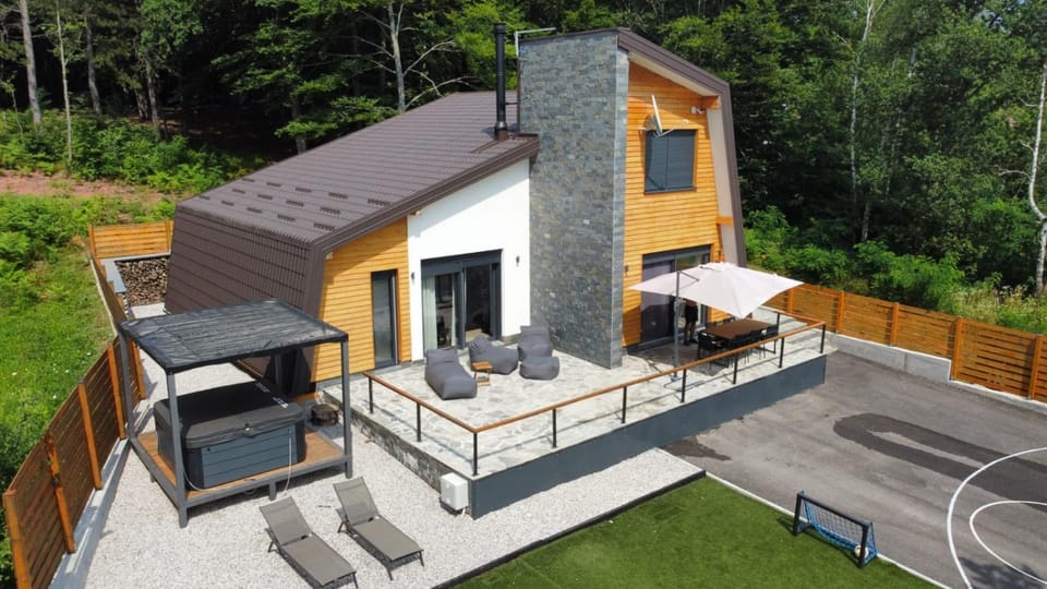 Property building, Patio, Spring, Day, Garden, View (from property/room), Balcony/Terrace, Parking, sunbed