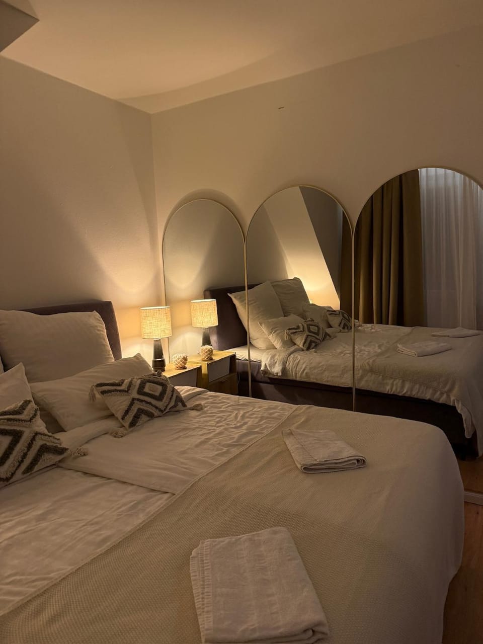 Bed, Bedroom, towels