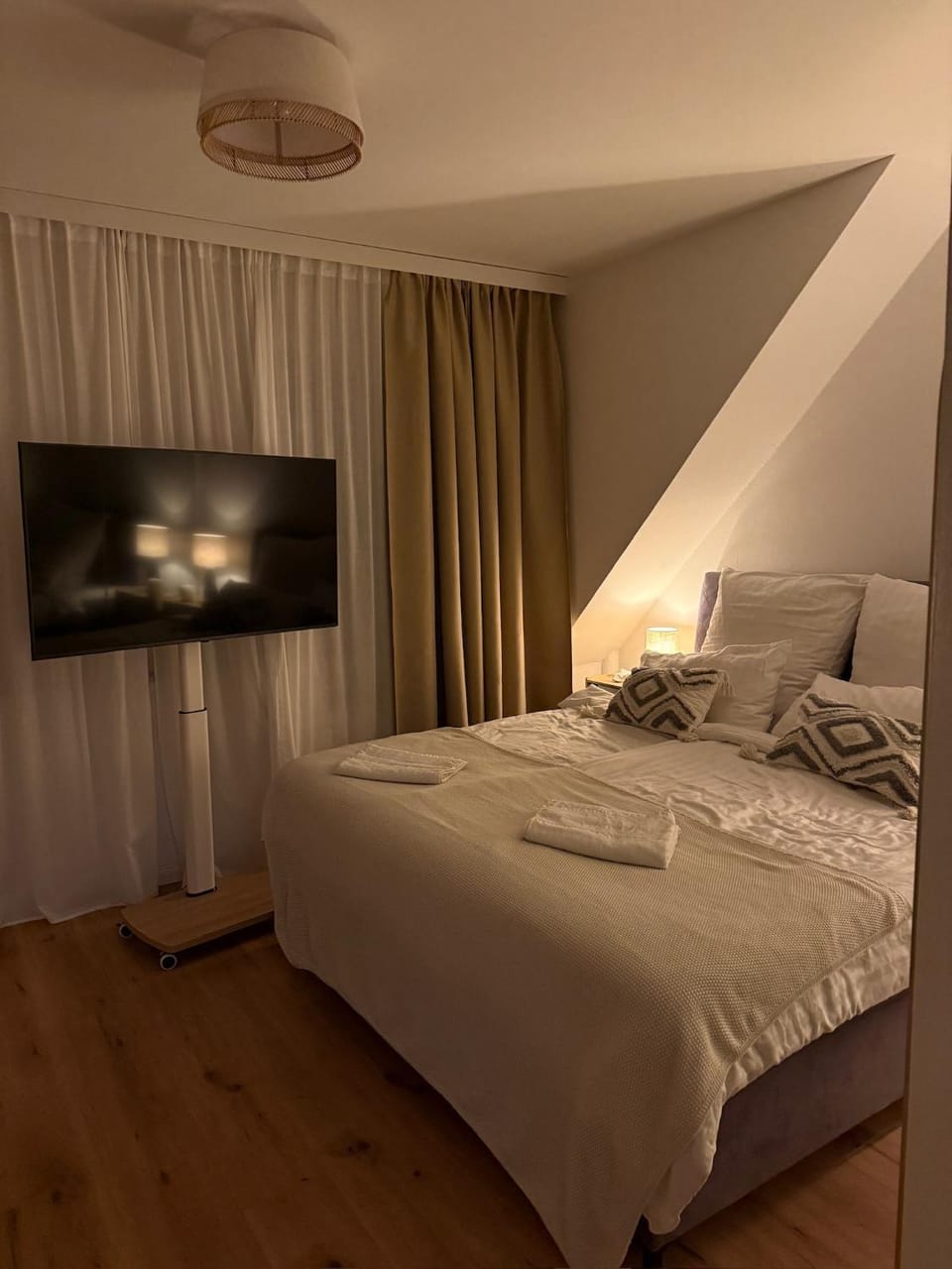 Bed, TV and multimedia, Photo of the whole room, Bedroom