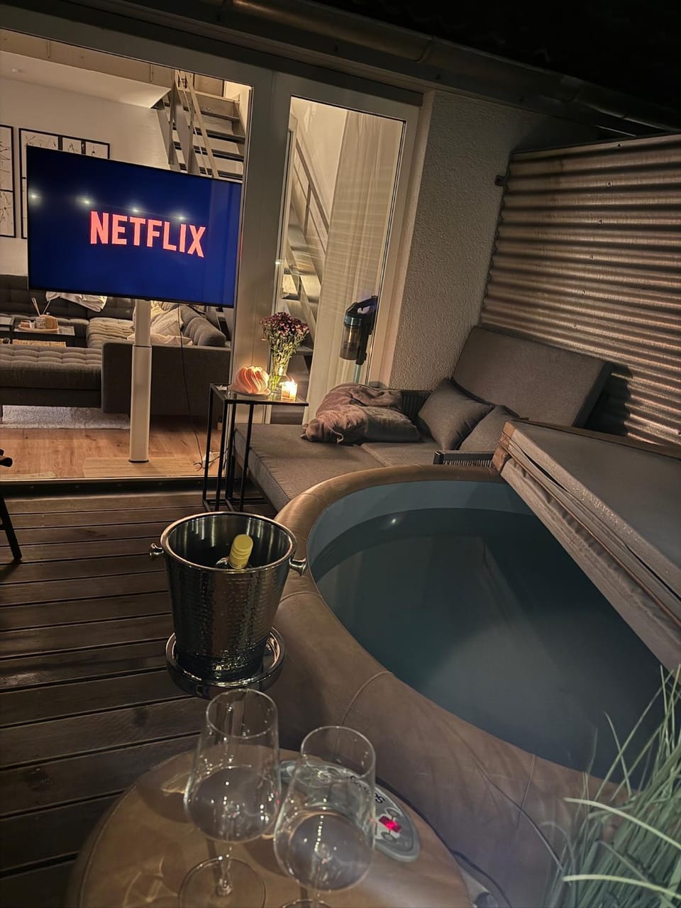 Night, Hot Tub, Hot Tub, TV and multimedia, Balcony/Terrace, Evening entertainment, Swimming pool