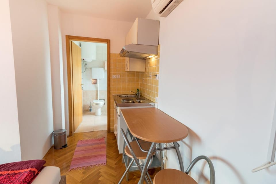 Kitchen or kitchenette, Seating area, Dining area