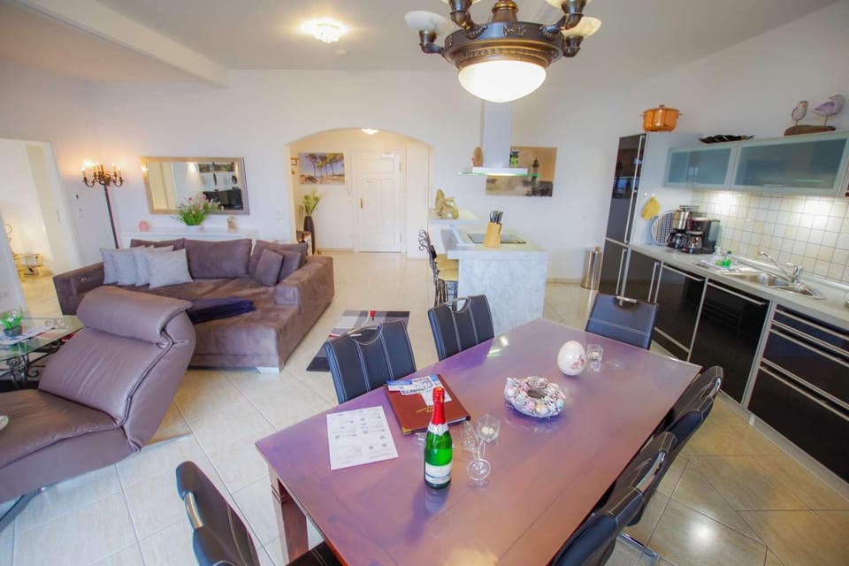 Kitchen or kitchenette, Living room, Seating area, Dining area, oven, stove