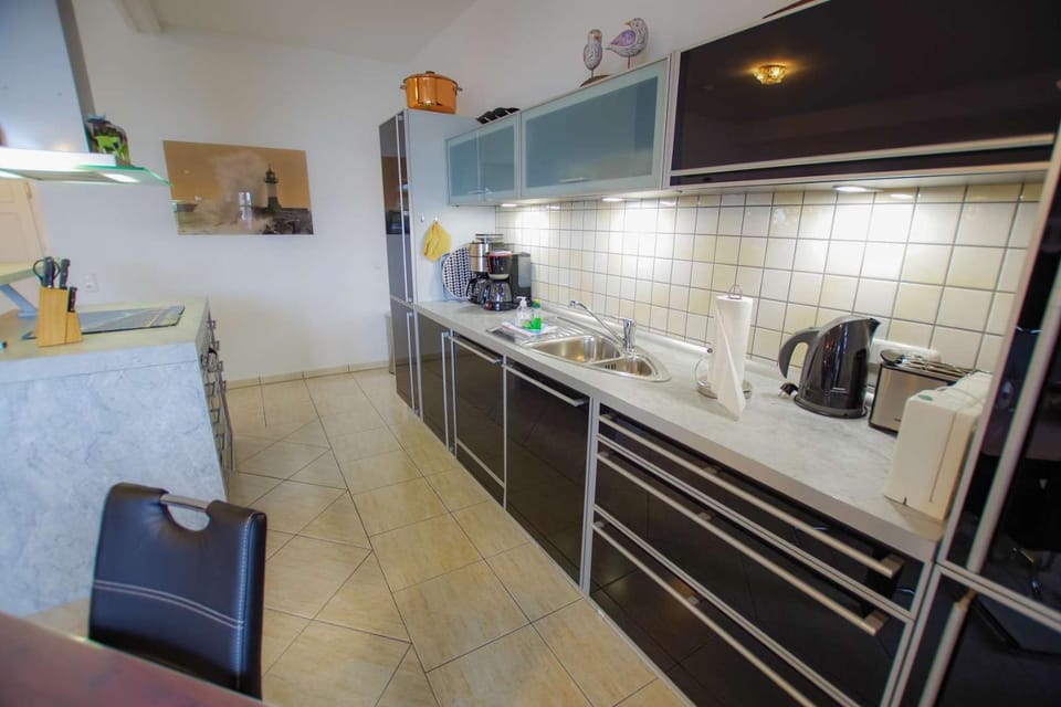 Coffee/tea facilities, Kitchen or kitchenette, stove, toaster