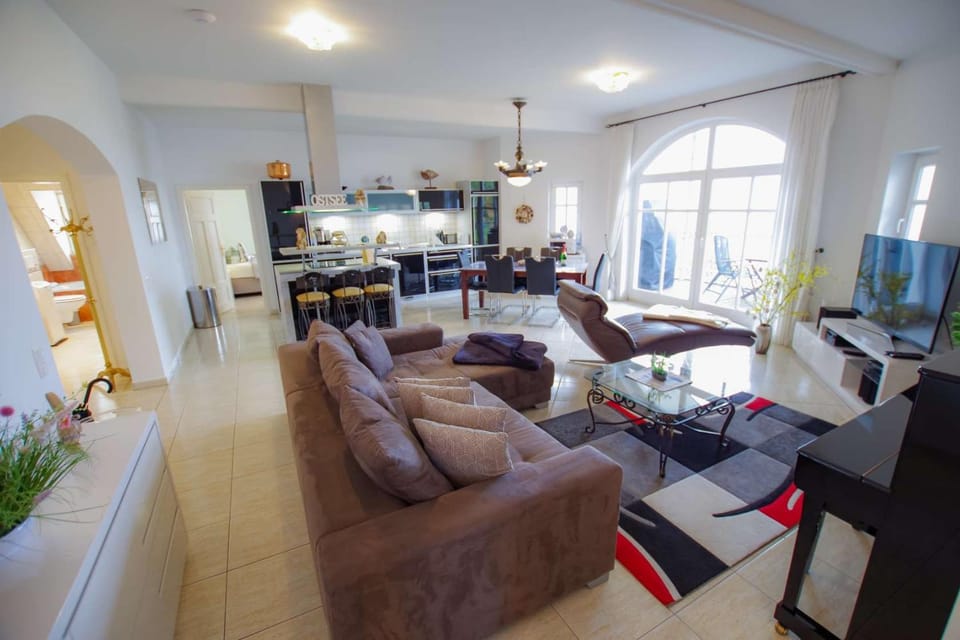 TV and multimedia, Kitchen or kitchenette, Living room, Seating area, Dining area, Evening entertainment