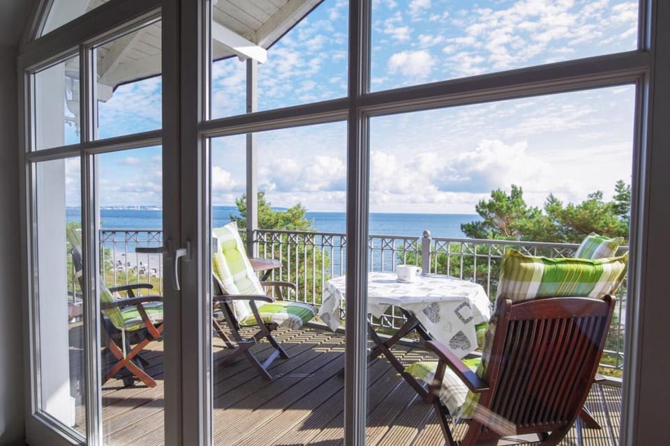 Day, View (from property/room), Balcony/Terrace, Living room, Seating area, Dining area, Lake view, Sea view, sunbed