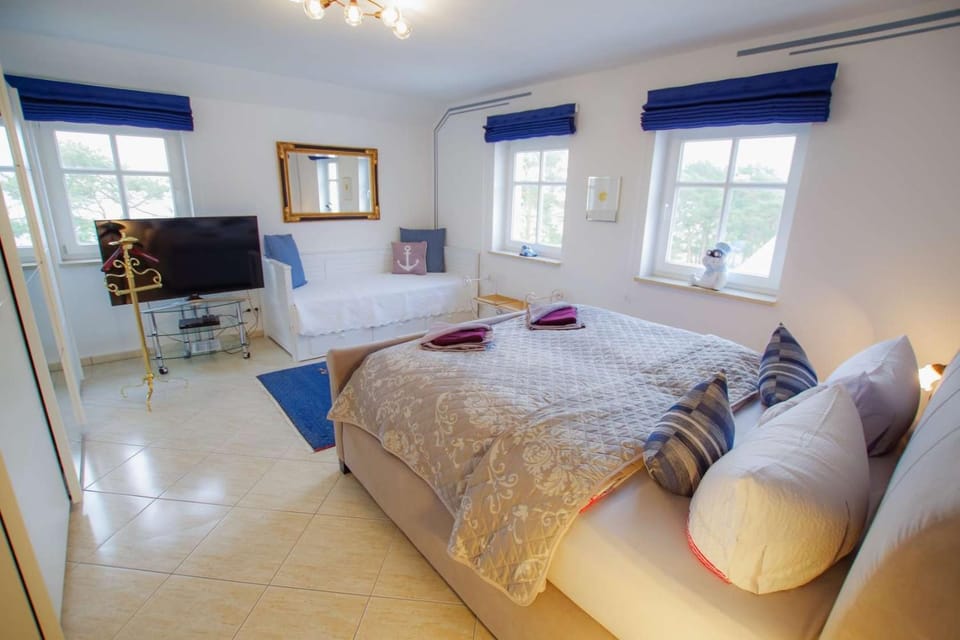 Bed, TV and multimedia, Photo of the whole room, Seating area, Evening entertainment, Bedroom, towels
