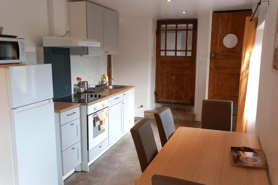 Kitchen or kitchenette, Dining area, minibar, pet friendly, stove