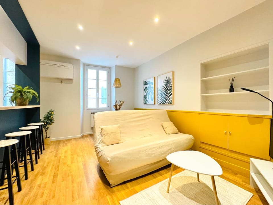 Bed, Living room, air conditioner