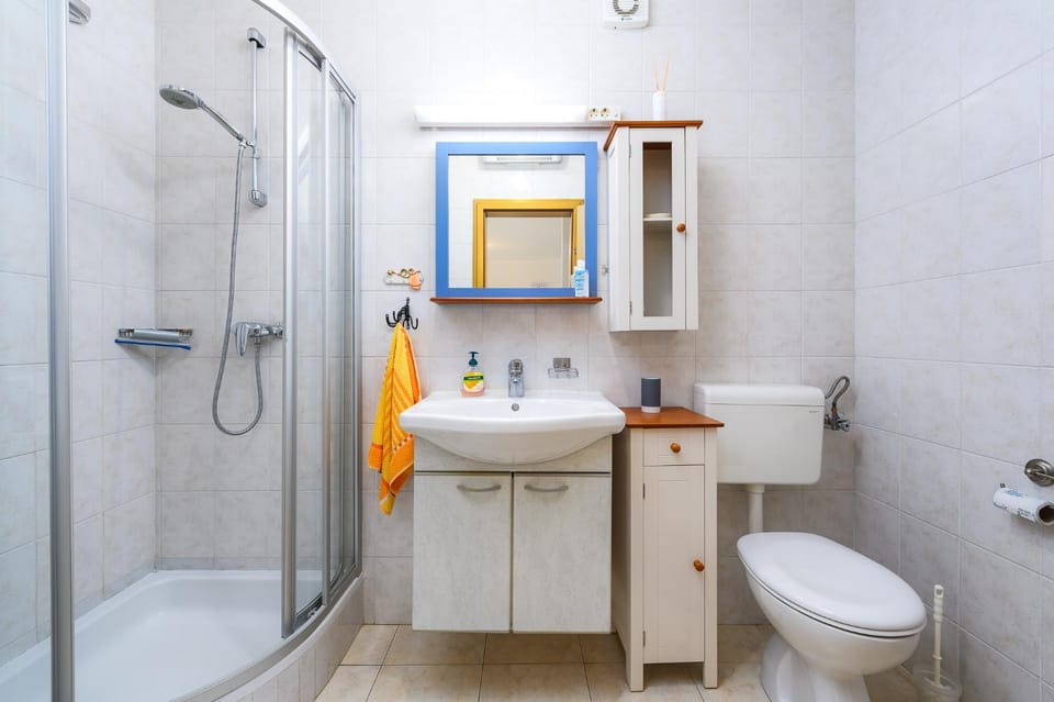 Shower, Toilet, Bathroom, towels