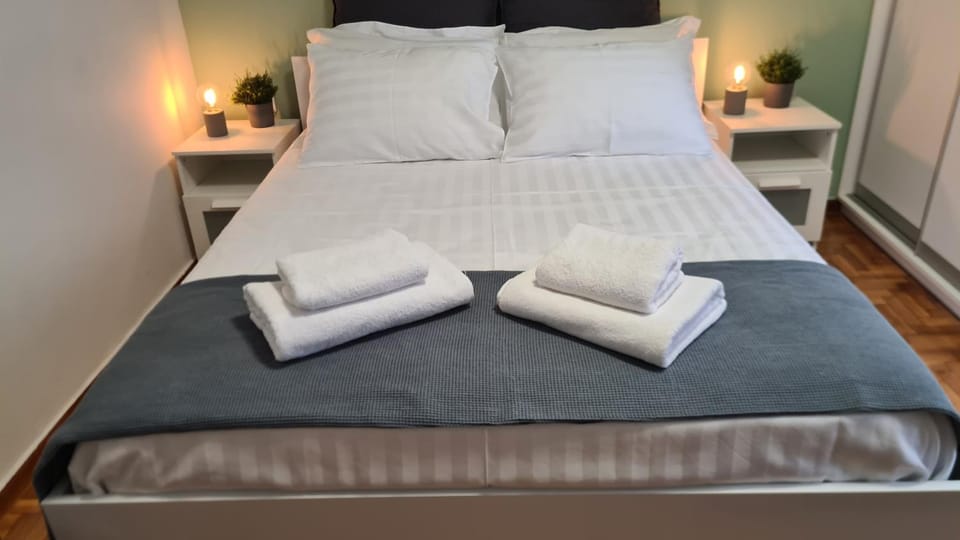 Bed, towels