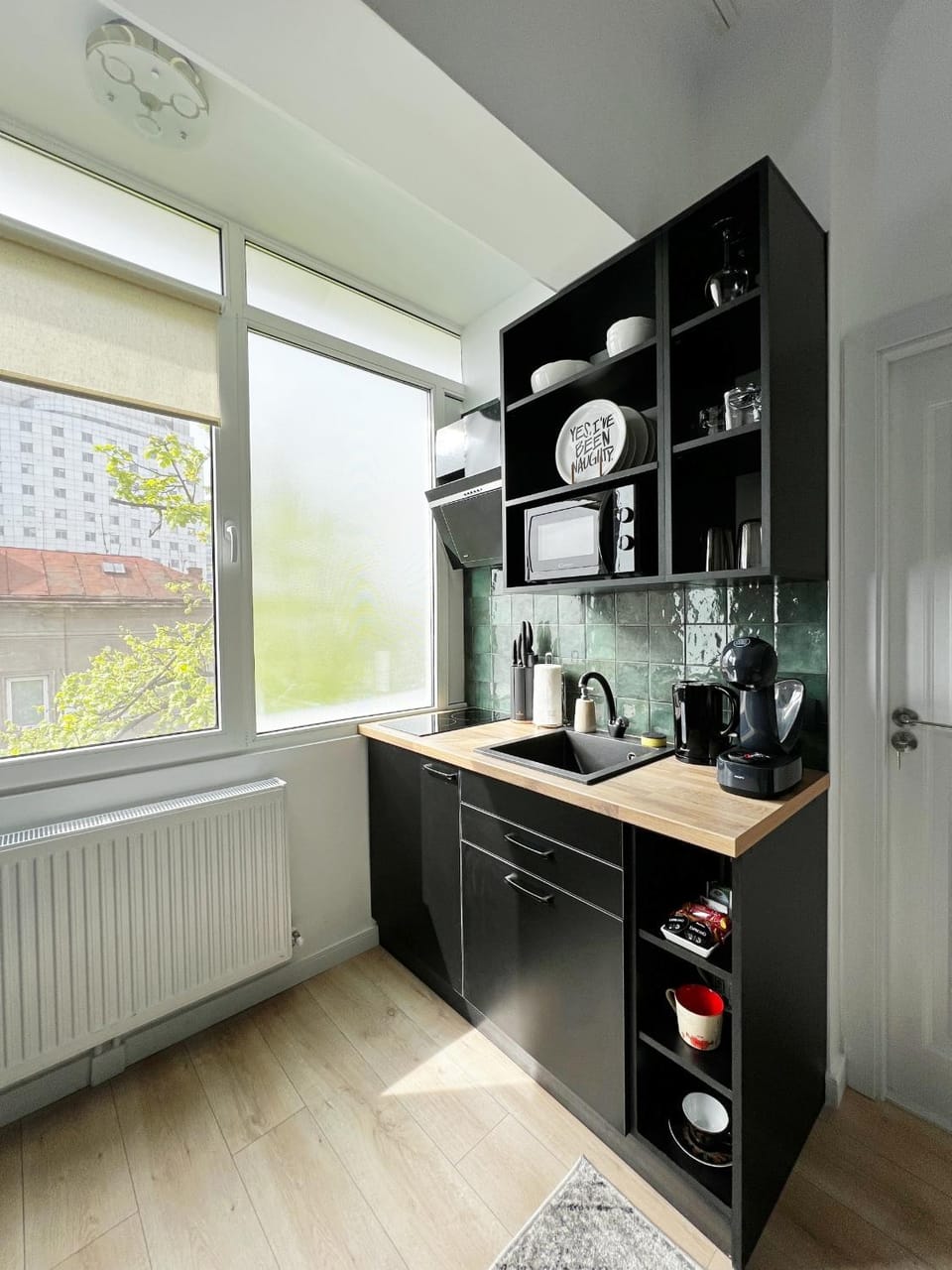 Kitchen or kitchenette, minibar, stove