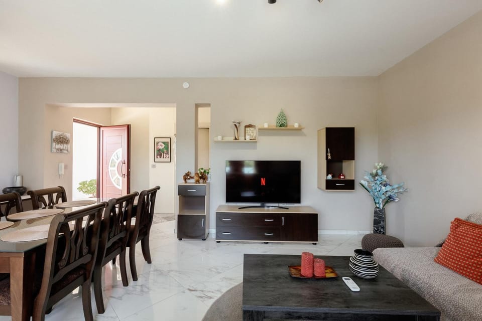 Communal lounge/ TV room, TV and multimedia, Kitchen or kitchenette, Living room, Seating area, Dining area, Evening entertainment