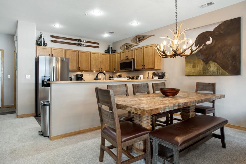 Kitchen or kitchenette, Dining area