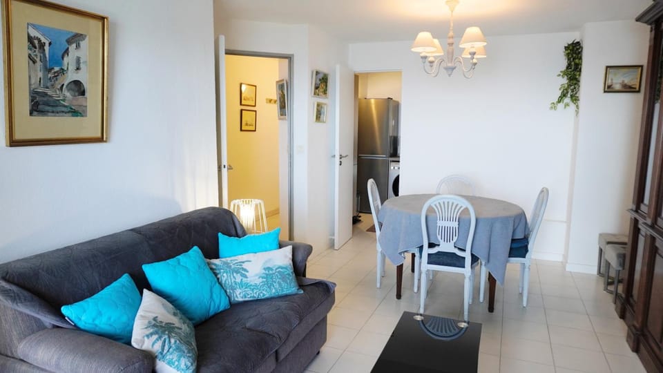 Living room, Photo of the whole room