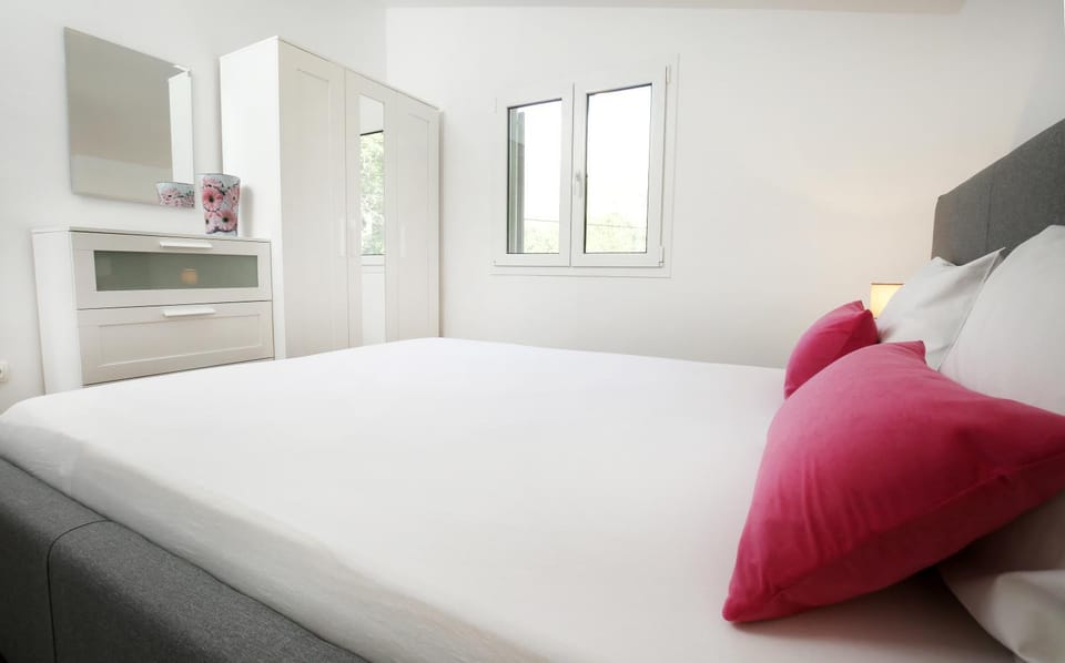 Bed, Photo of the whole room, Bedroom, wardrobe