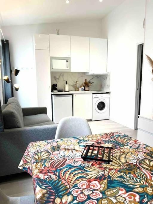 Kitchen or kitchenette, Seating area, Dining area