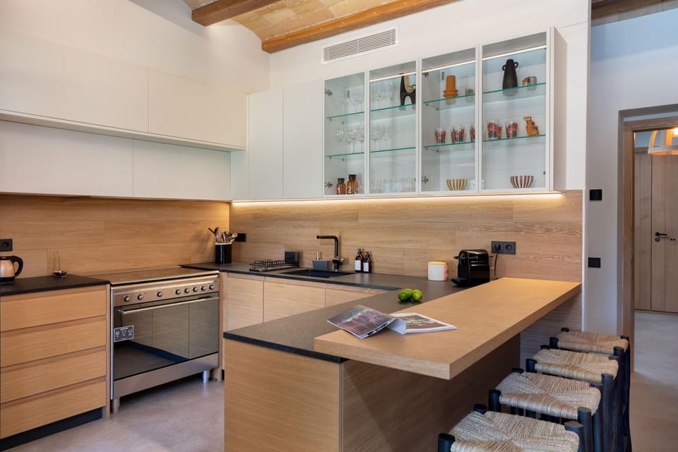 Coffee/tea facilities, Kitchen or kitchenette, stove