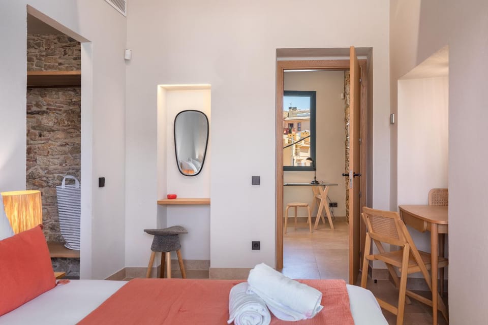Photo of the whole room, Bedroom, towels, wardrobe