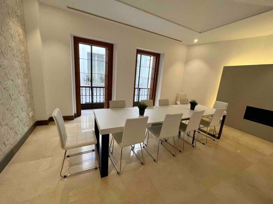 Fdez Amazing House by Cathedral and Giralda with private Pool House in Seville