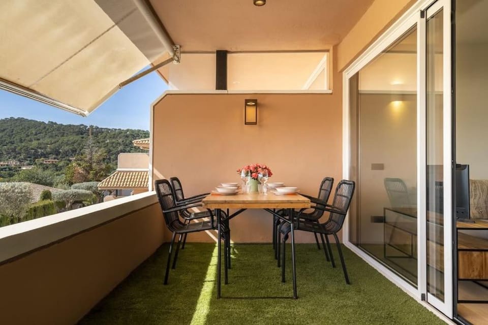 Natural landscape, View (from property/room), Balcony/Terrace, Dining area, Mountain view