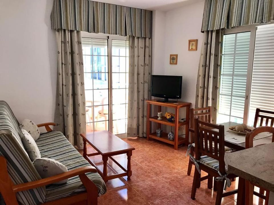 Communal lounge/ TV room, TV and multimedia, Living room, Seating area, Dining area, Evening entertainment