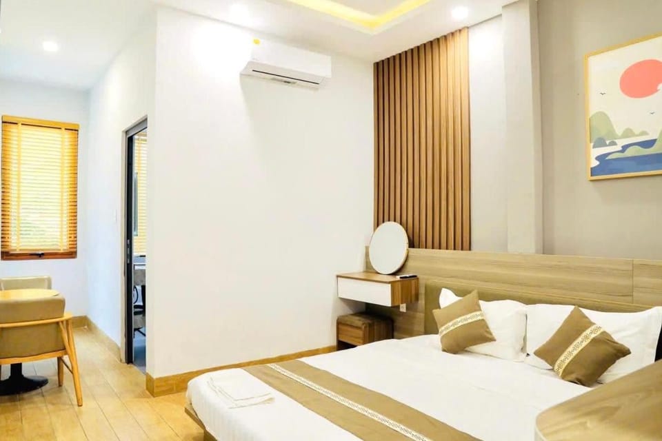Bed, Photo of the whole room, Seating area, Bedroom, air conditioner