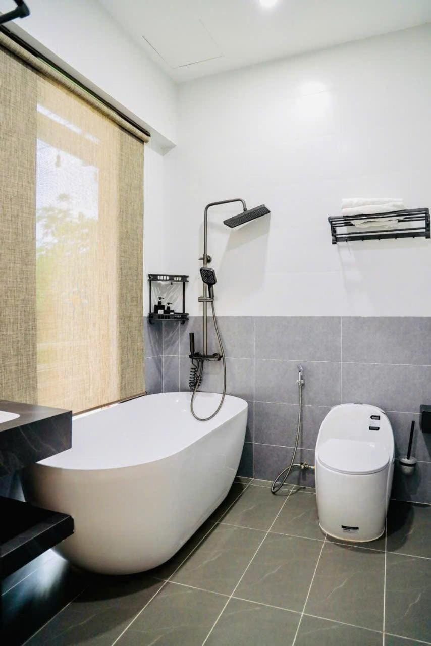 Shower, Toilet, Bath