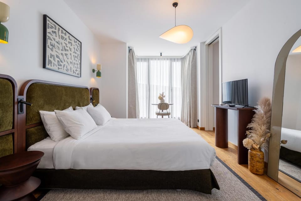 Bed, TV and multimedia, Photo of the whole room, Bedroom