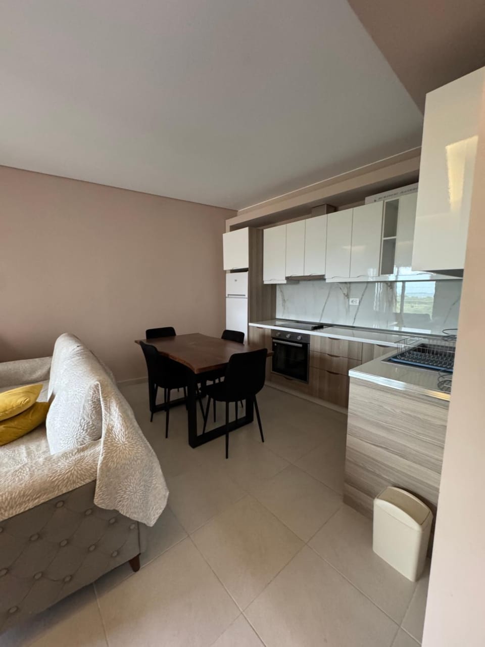 Kitchen or kitchenette, Dining area, stove