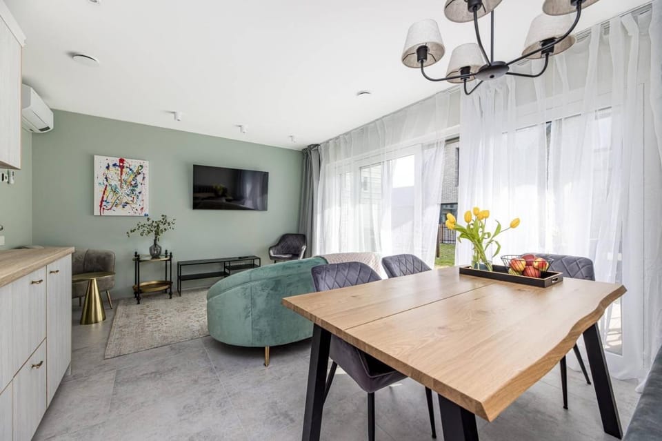 Communal lounge/ TV room, TV and multimedia, Kitchen or kitchenette, Living room, Seating area, Dining area, Dining area, Evening entertainment