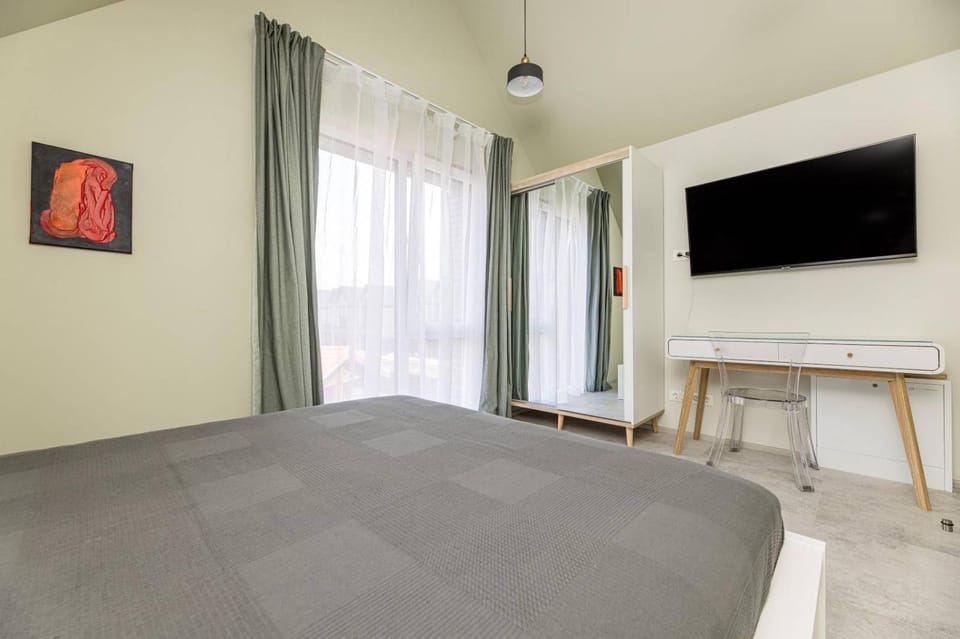 Bed, TV and multimedia, Photo of the whole room, Bedroom
