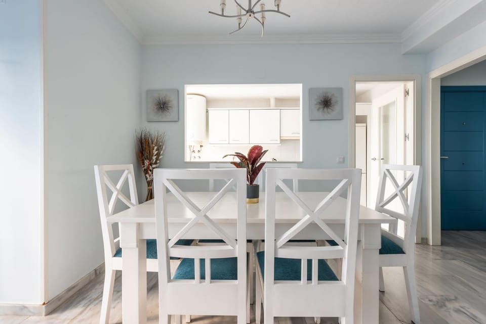 TV and multimedia, Living room, Seating area, Dining area, air conditioner