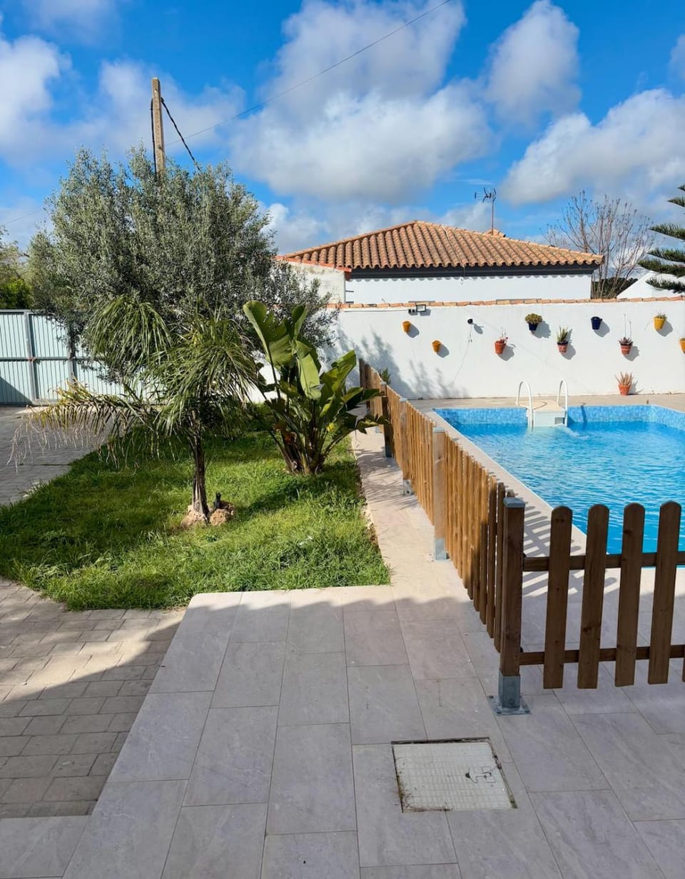 Fantástico chalet con piscina 2 km de la barrosa House in Chiclana de la Frontera
