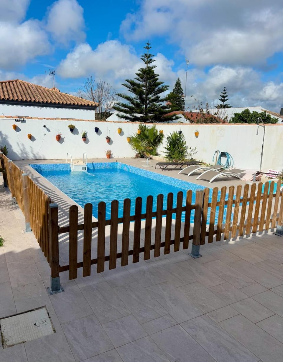 Fantástico chalet con piscina 2 km de la barrosa House in Chiclana de la Frontera