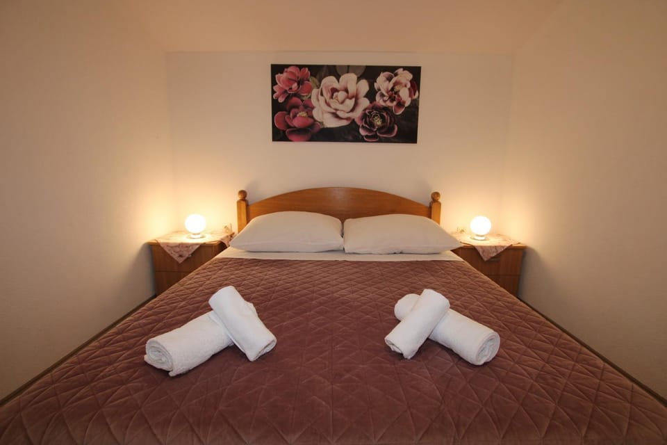 Bed, Bedroom, towels