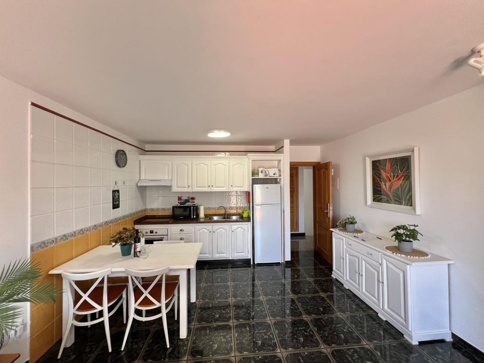 Kitchen or kitchenette, Dining area, minibar, oven, pet friendly