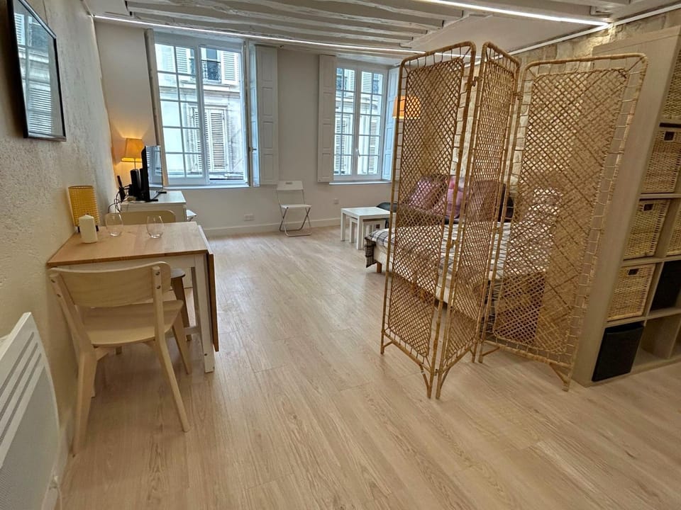 Bed, TV and multimedia, Photo of the whole room, Dining area, Bedroom, internet
