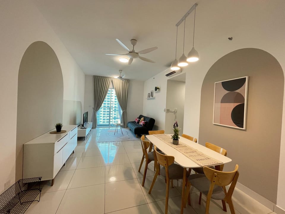 TV and multimedia, Kitchen or kitchenette, Living room, Seating area, Dining area, fireplace